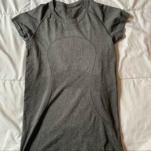 Lululemon Grey/Black Swiftly Short Sleeve Size 6